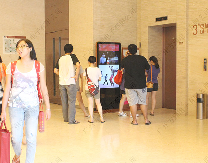 立式液晶广告机