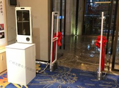 自助收银机替代人工在超市“上岗”